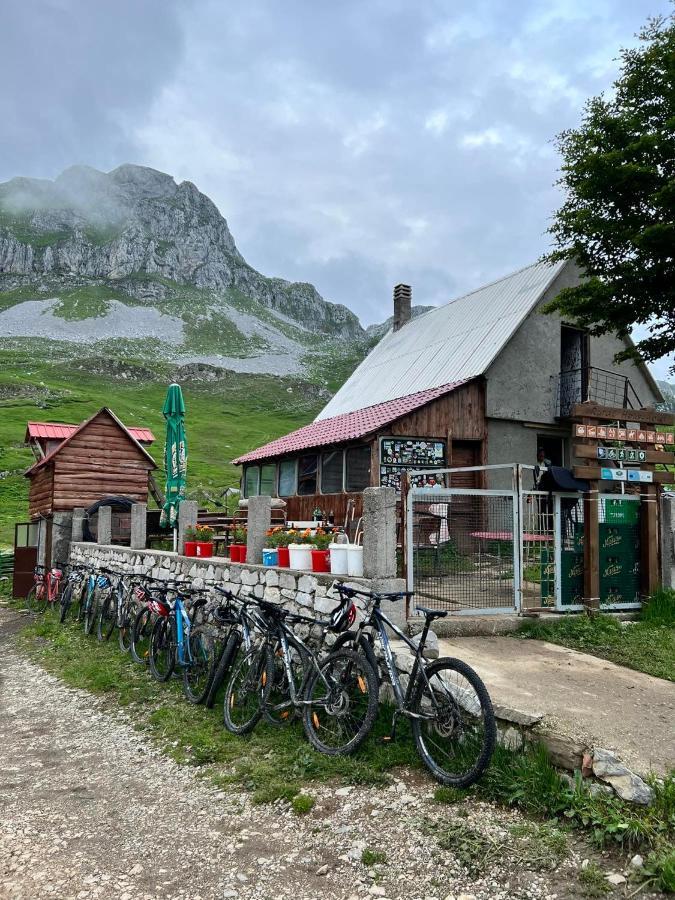 Kapetanovo Jezero Bungalov Bed & Breakfast Podgorica Exterior photo